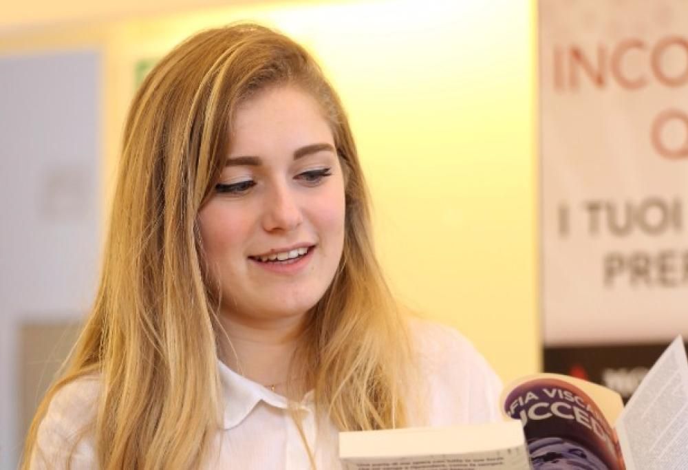 Sofia Viscardi presenta “Succede”, il suo debutto come scrittrice