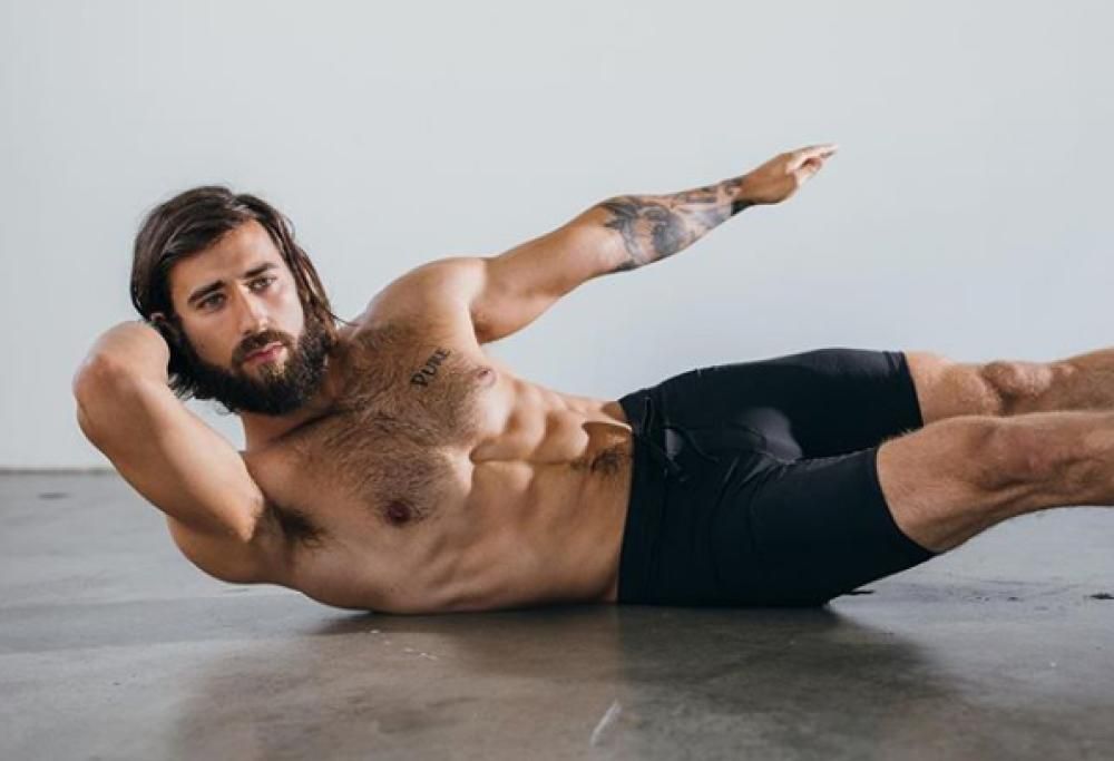 Patrick Beach è l’insegnante di yoga che tutte vorremmo avere