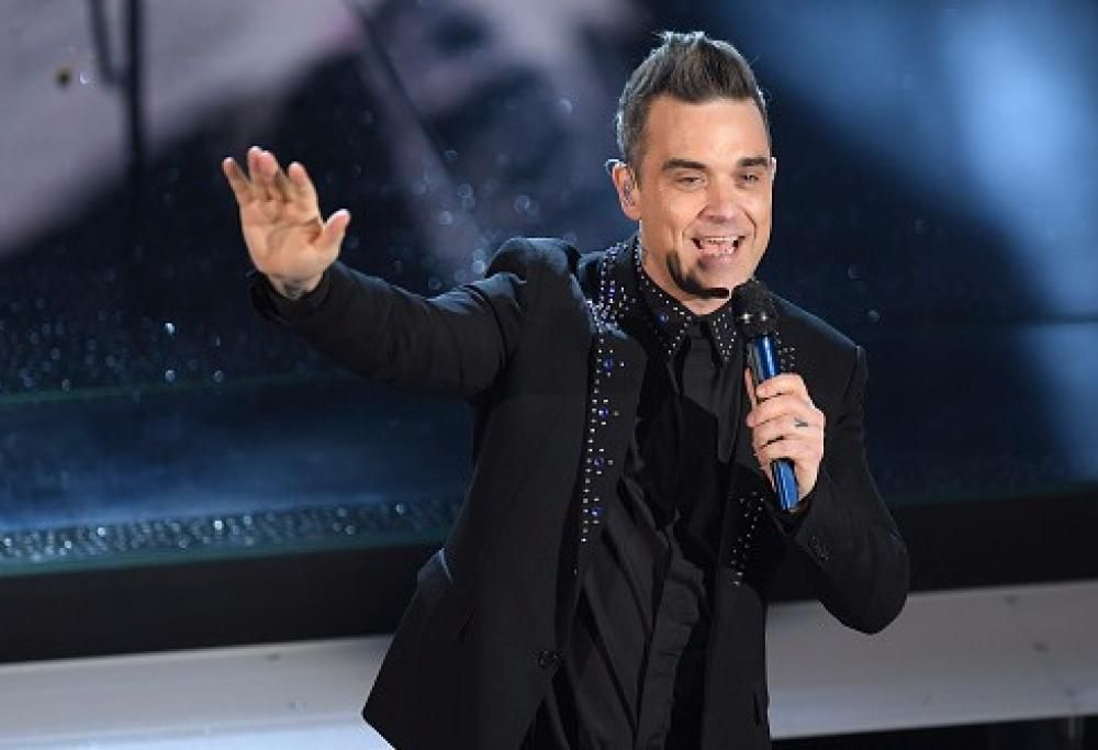 Sanremo 2017, seconda serata: il mattatore Robbie Williams bacia Maria, Giorgia strappa l’ovazione e Keanu Reeves suona il basso.
