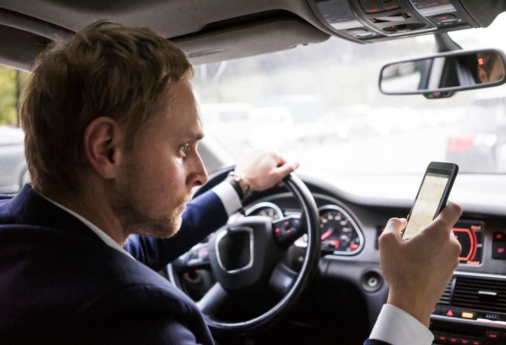 Guida con smartphone: si rischia una multa da 1700 euro (e non solo)