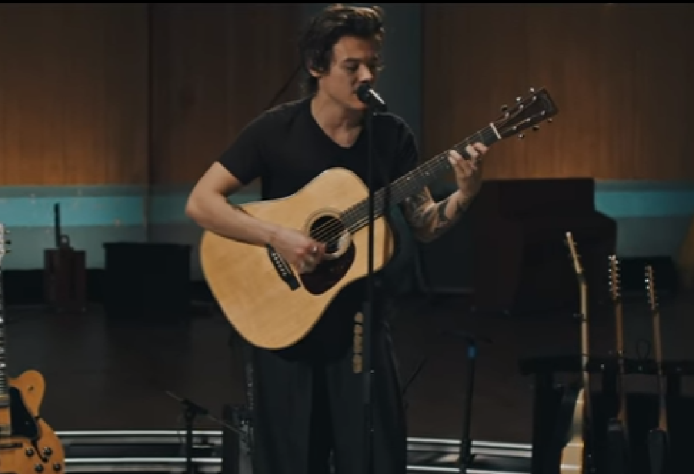 Harry Styles: ecco la versione live di “Two Ghost”
