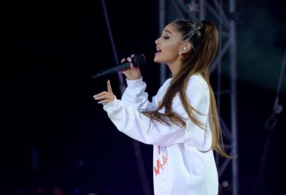 Ariana Grande licenzia la ballerina per alcune frasi razziste