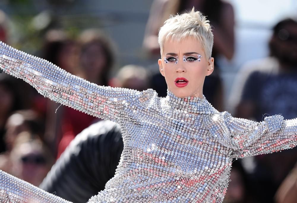Katy Perry omaggia Janet Jackson durante il primo show del suo tour