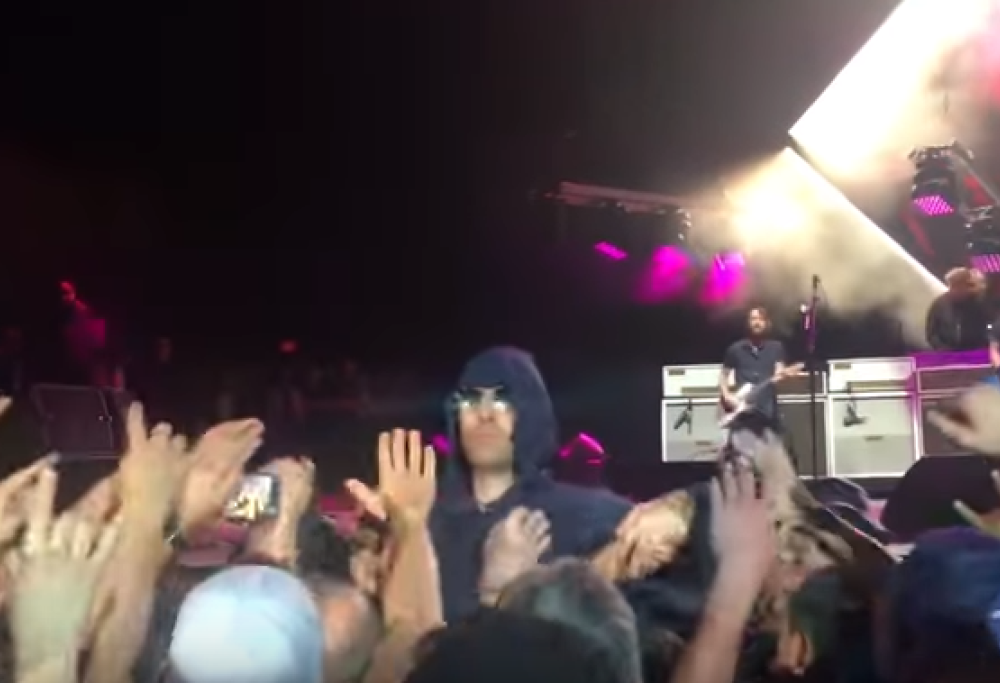 Liam Gallagher fa crowdsurfing al CalJam