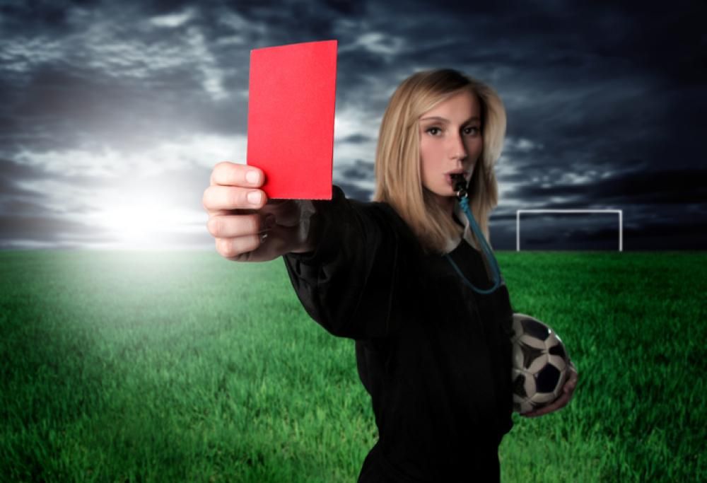 Insulti sessisti ad un arbitro donna: partita di calcio sospesa