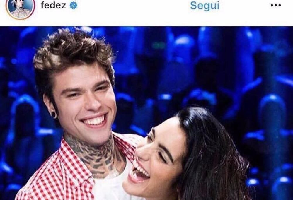 Fedez fa sparire la foto con Levante. E Selvaggia Lucarelli lo punzecchia: “Chiara è inc…”