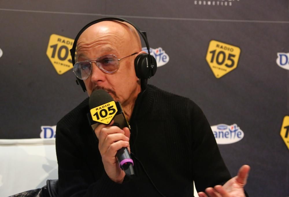 Enrico Ruggeri a 105 Mi Casa guarda le foto