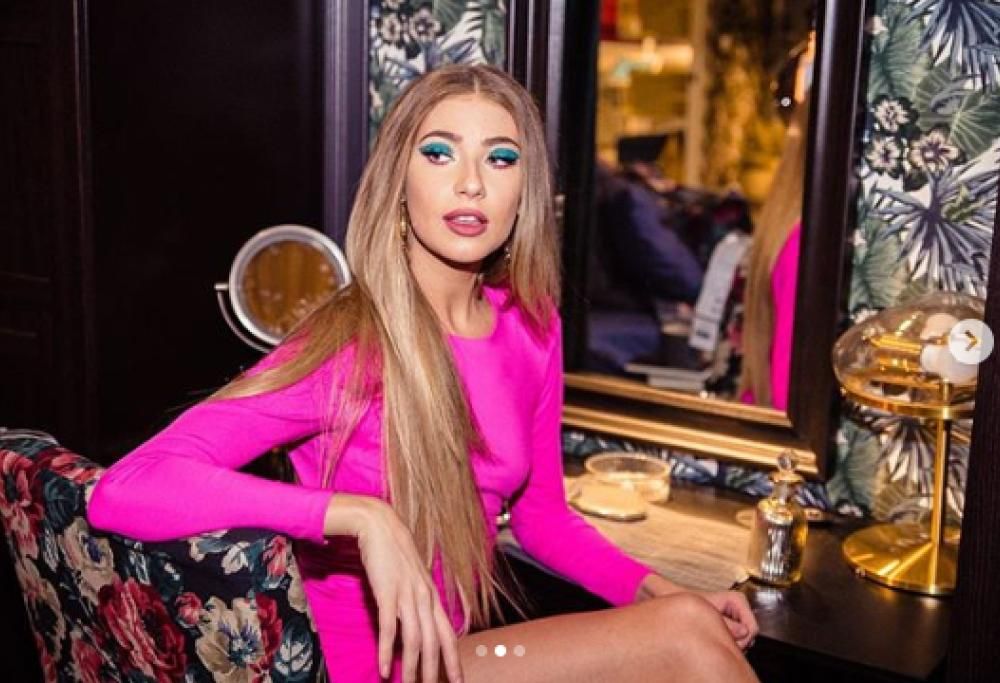 Influencer dice di essere a Bali… ma è all’Ikea sotto casa