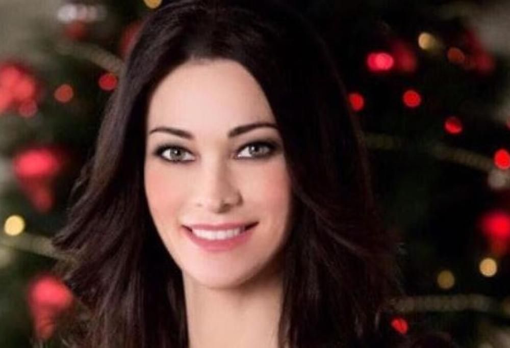 Manuela Arcuri esagera col fotoritocco. I commenti dei fan: “Sembri una bambola gonfiabile”