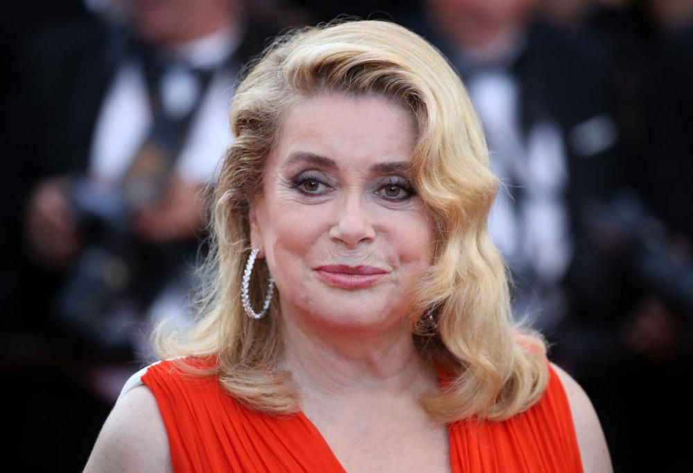 Catherine Deneuve sulle molestie sessuali: “Provarci è un diritto dell’uomo, stop alla caccia alle streghe”