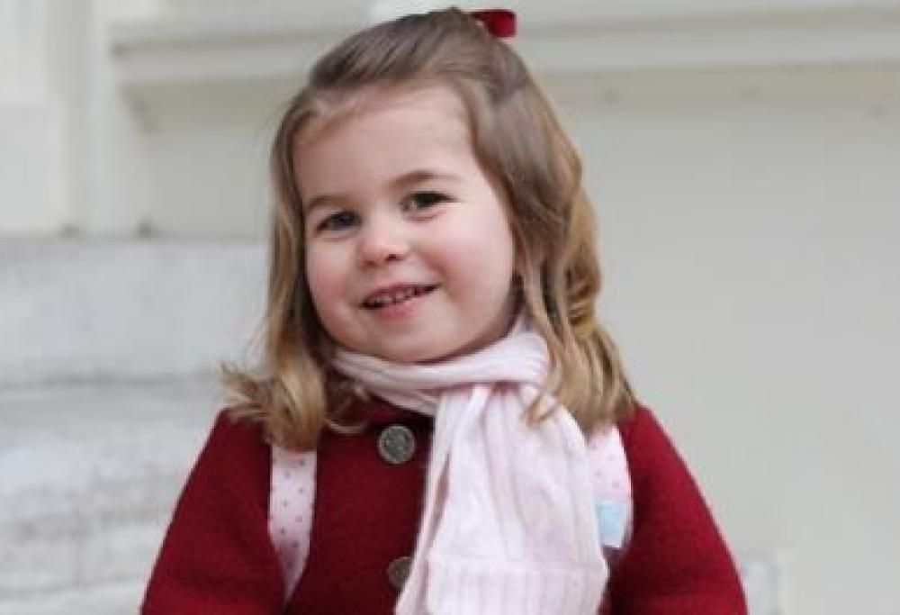 Primo giorno d’asilo per la piccola Charlotte d’Inghilterra