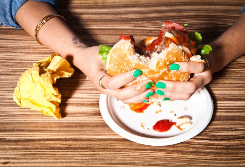 Il Junk Food agisce come un virus e rende più aggressivo il nostro sistema immunitario