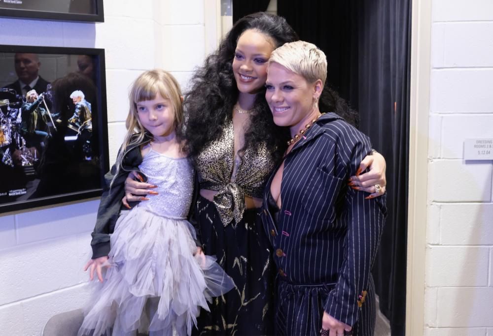 P!nk realizza il sogno della figlia: la piccola Willow incontra Rihanna, il suo idolo