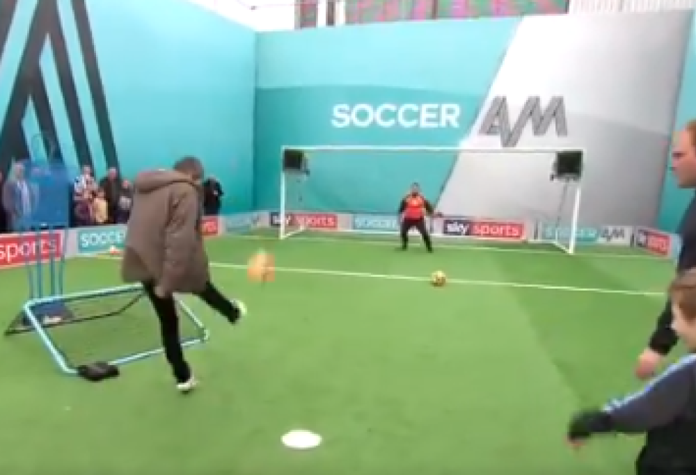 Noel Gallagher viene umiliato dai figli sul campo da calcio