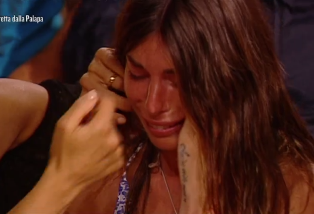 Bianca Atzei in lacrime sull’Isola dei Famosi per Max Biaggi: “Cerco di essere forte, ma faccio fatica”