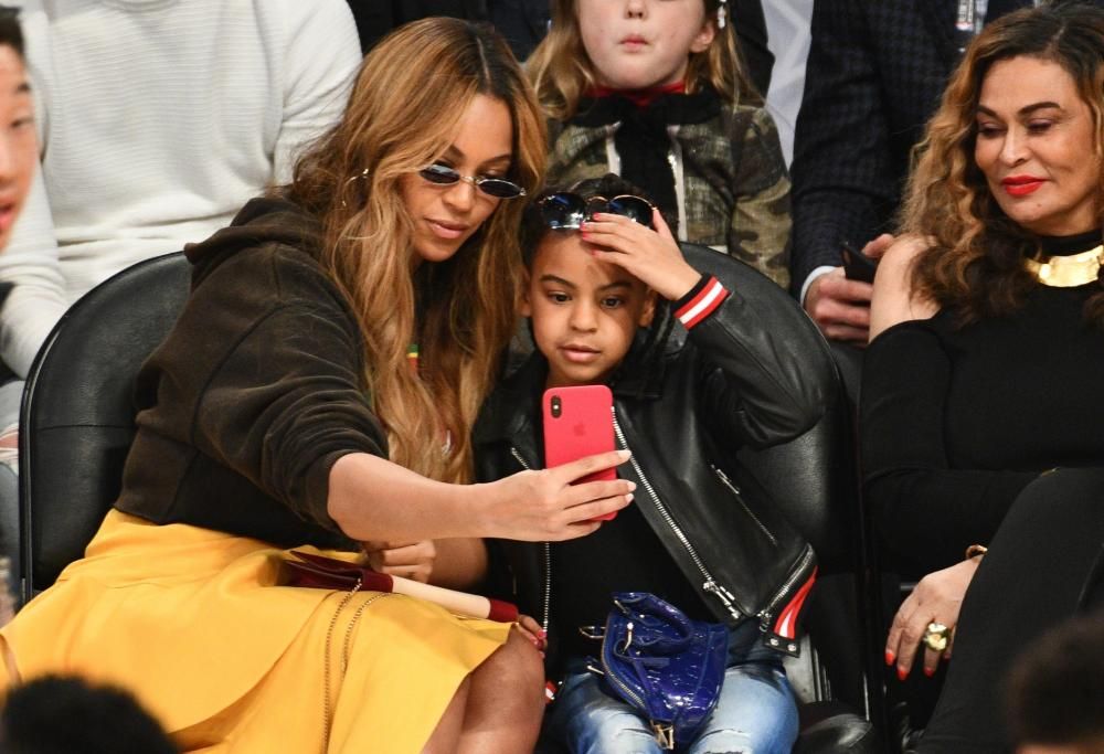 La figlia di Beyoncé ruba la scena a colpi di selfie durante l’incontro NBA