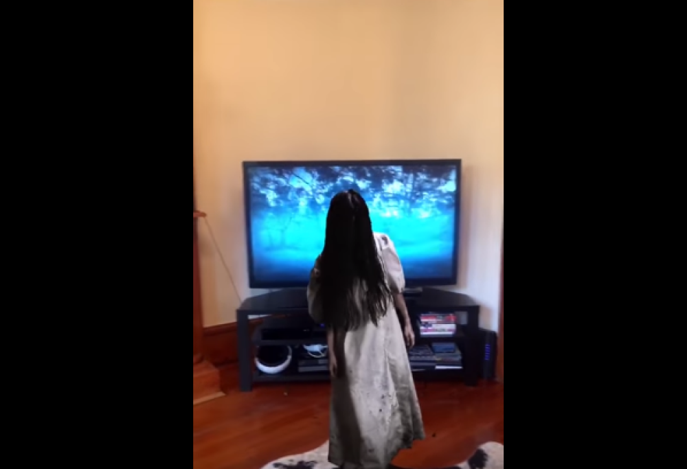 Lo scherzo terribile alle figlie: rende reale la bambina di The Ring