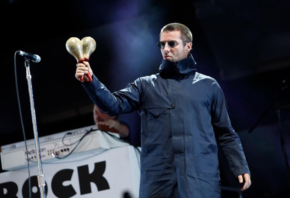 Liam Gallagher: un fan pela una patata al suo concerto