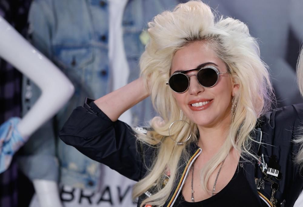 Lady Gaga ferma il suo concerto per far soccorrere una fan