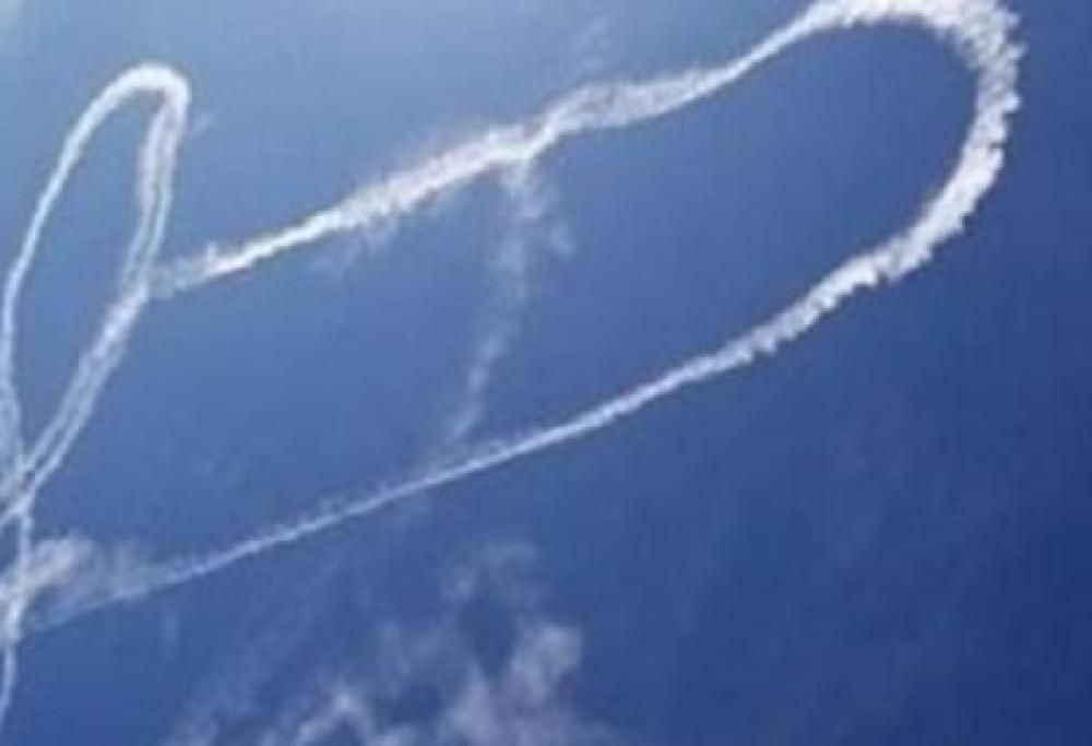 In America un pilota della Marina ha disegnato un pene gigante in cielo