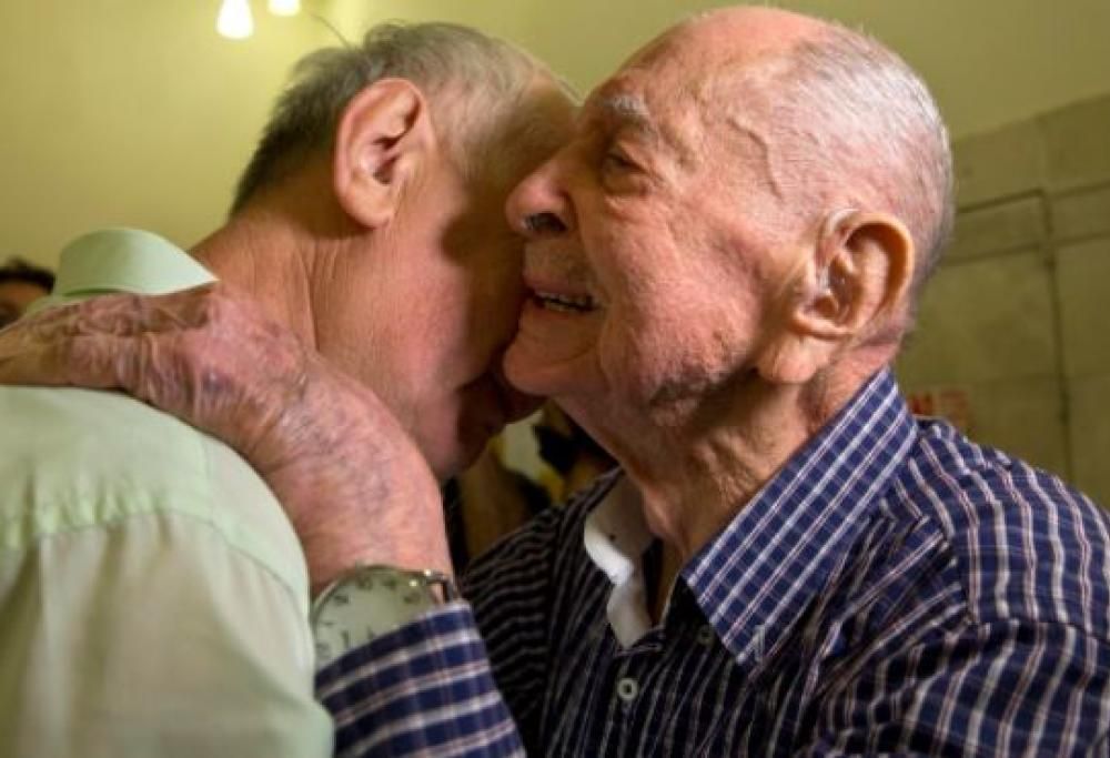 Sopravvissuto all’Olocausto, un uomo credeva di aver perso l’intera famiglia, ma ritrova il nipote