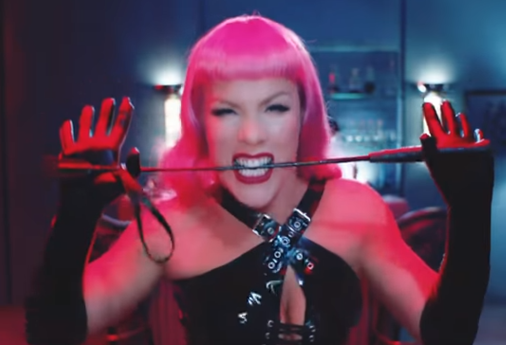 P!nk superba attrice nel video di “Beautiful Trauma”
