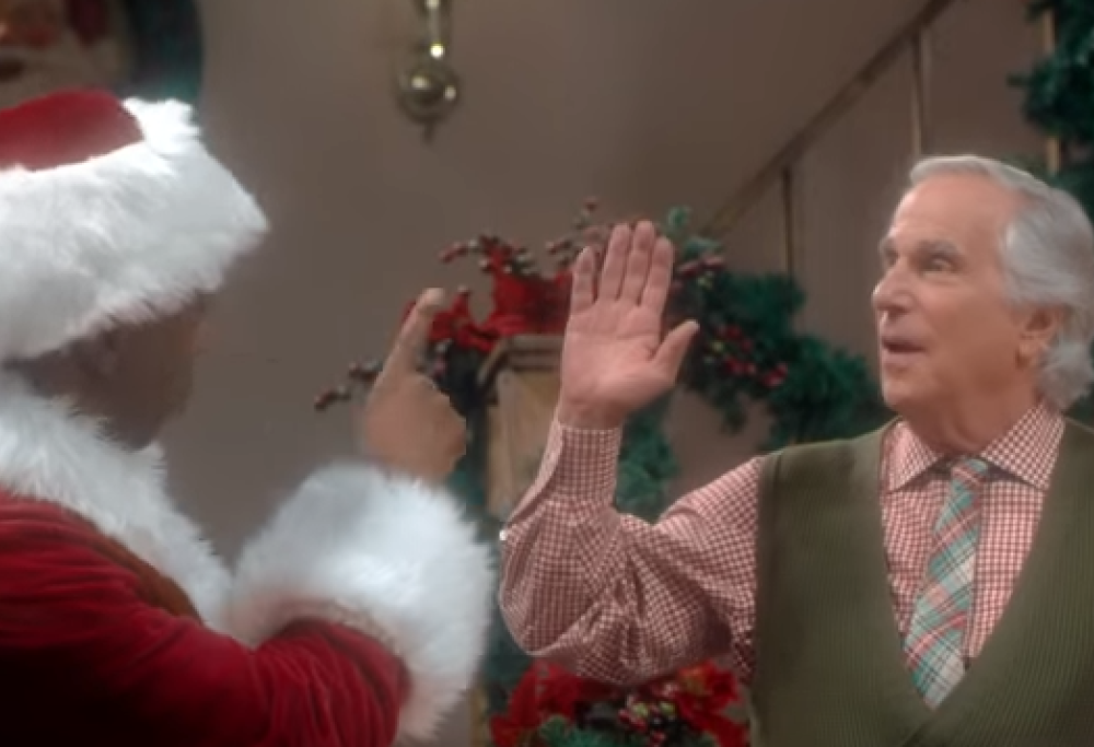 Sia: nel video di “Santa’s Coming For Us” c’è Fonzie di “Happy Days”