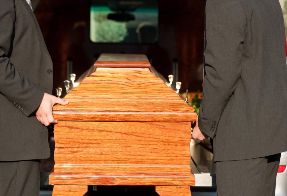 Funerale interrotto perché un’auto è senza assicurazione