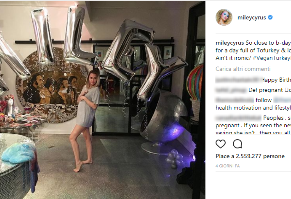 Miley Cyrus, pancino sospetto in una foto. Lei se la ride: “Non sono incinta, ho mangiato troppo”