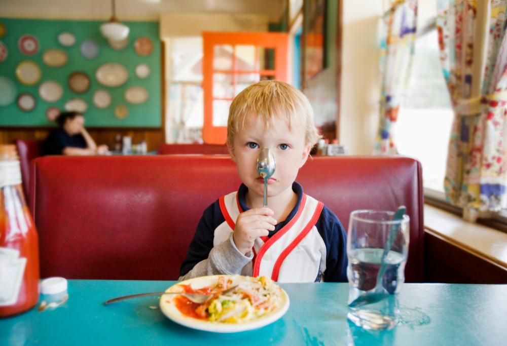 I bambini fanno confusione e al ristorante scatta la maxi rissa