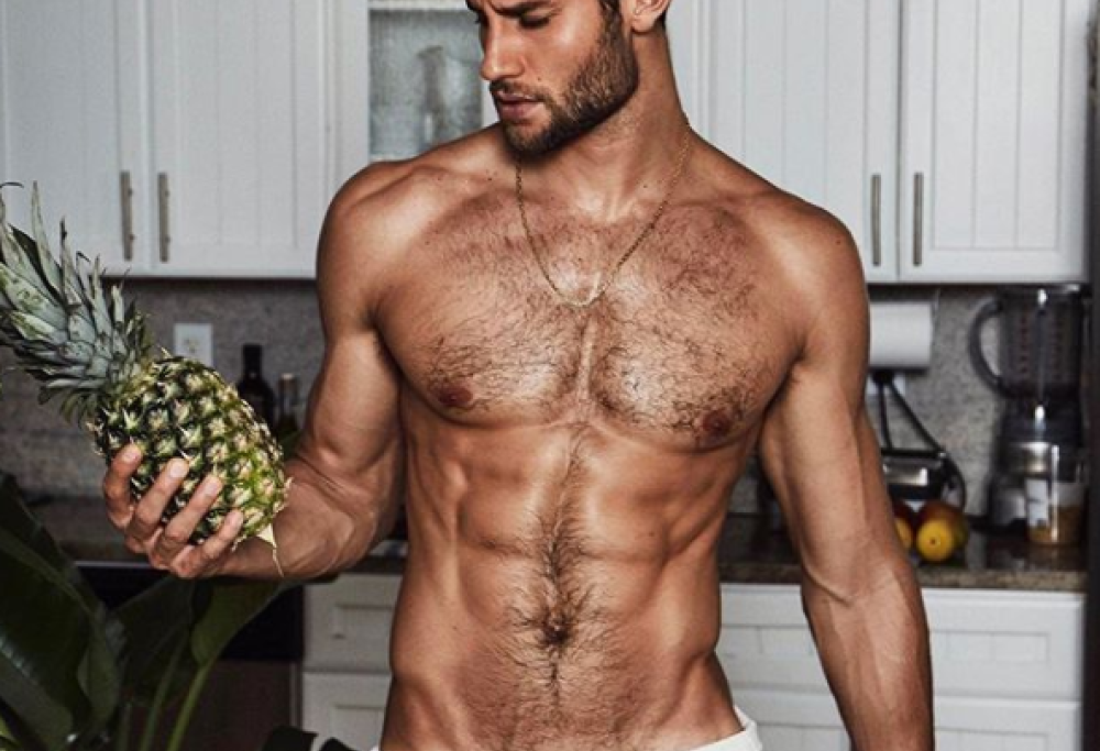 Ecco lo chef più bello del mondo… E cucina nudo!