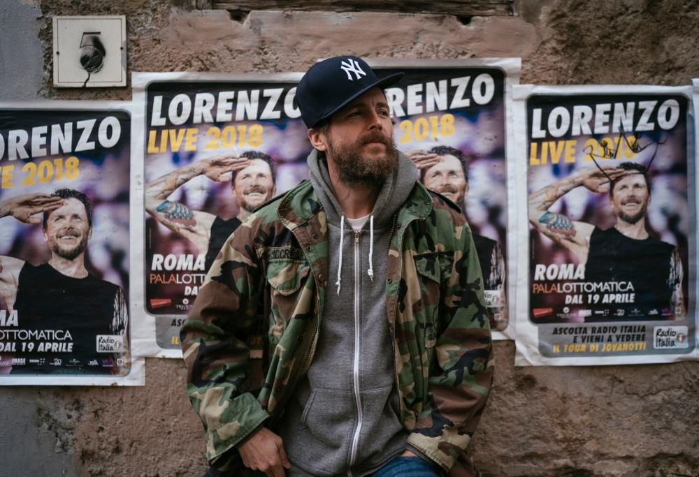 Jovanotti: esce “Oh, Vita!” e apre il Jova Pop Shop. Ecco il video del suo live improvvisato a Milano