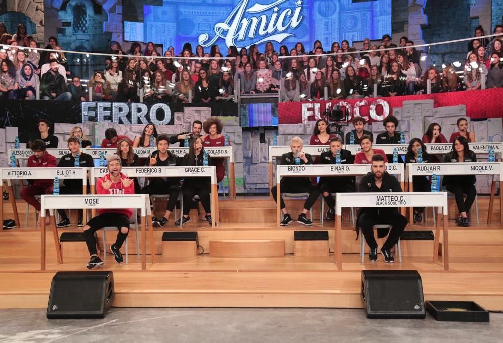 Amici 17, terza puntata: Paola ed Elliot escono dalla Scuola