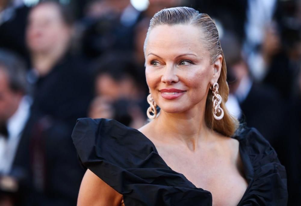 Pamela Anderson sul caso Weinstein: “Non andate da sole in una stanza d’albergo”