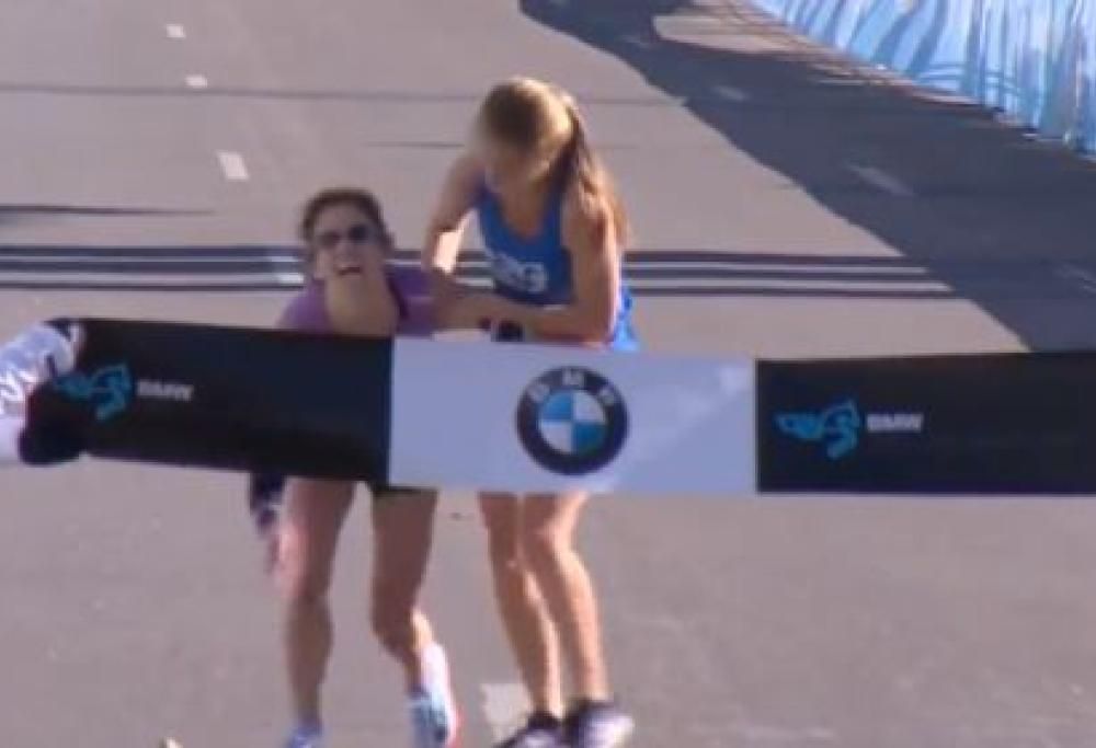 L’atleta che ha rinunciato alla vittoria per aiutare l’avversaria