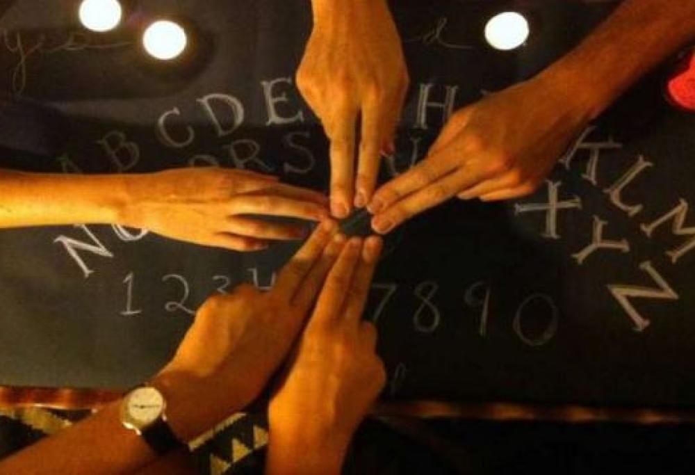 Seduta spiritica in classe, a Reggio Calabria: le matite si muovono da sole