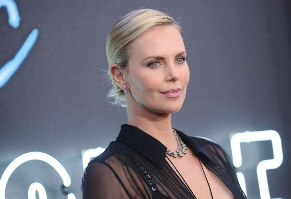 “Quando mia madre uccise mio padre di fronte a me”: Charlize Theron racconta la tragedia