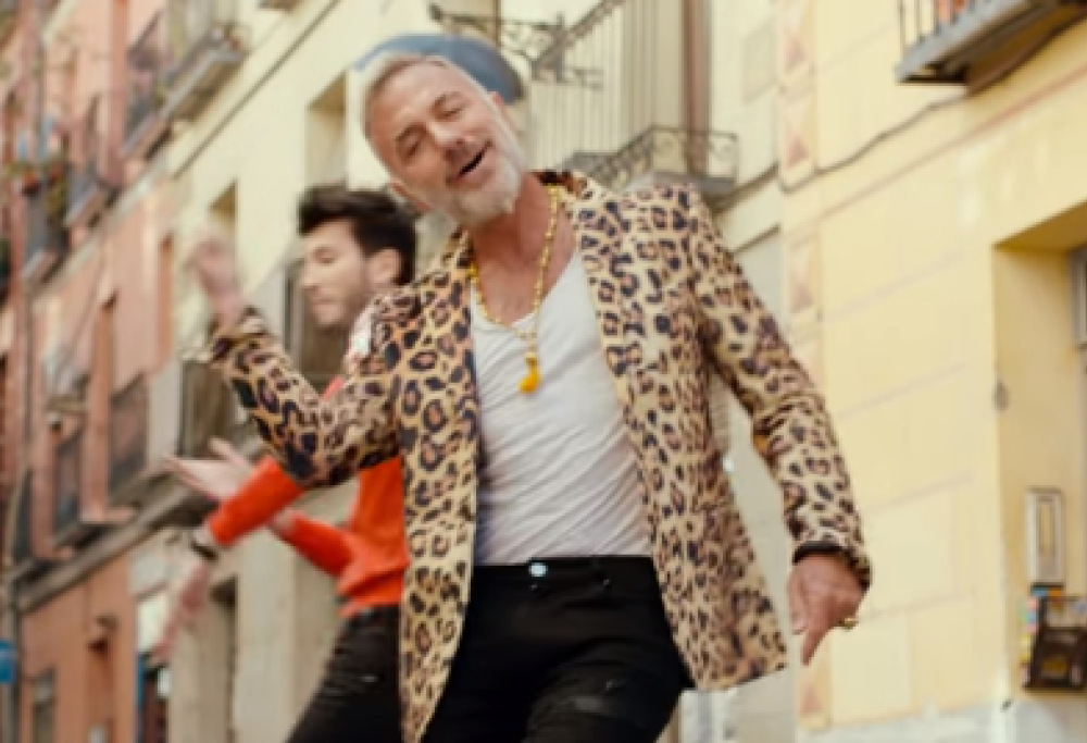 Nuovo singolo e nuovo balletto con le star del calcio per Gianluca Vacchi