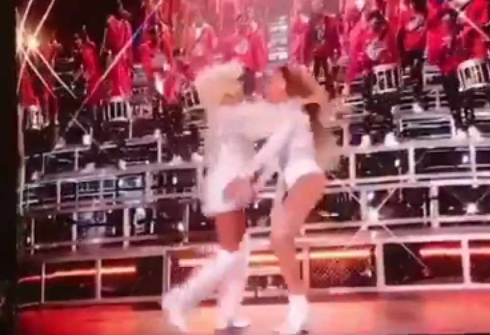 Beyoncé e Solange cadono sul palco del Coachella tentando un “abbraccio volante”. Guarda il video