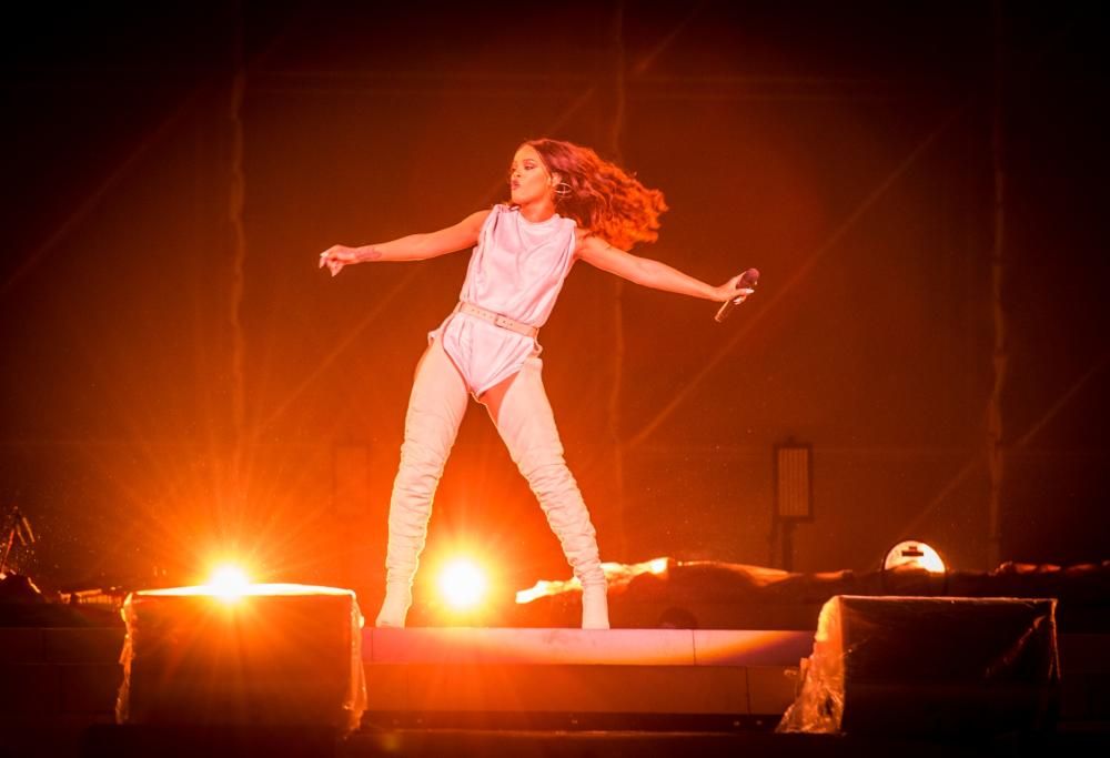 Rihanna conferma via Instagram: è al lavoro su nuove canzoni