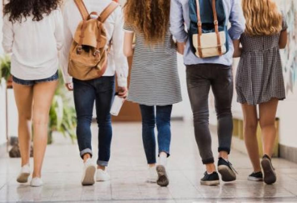 Stop a minigonne, trucco e pantaloni a vita bassa: la proposta di una Preside torinese