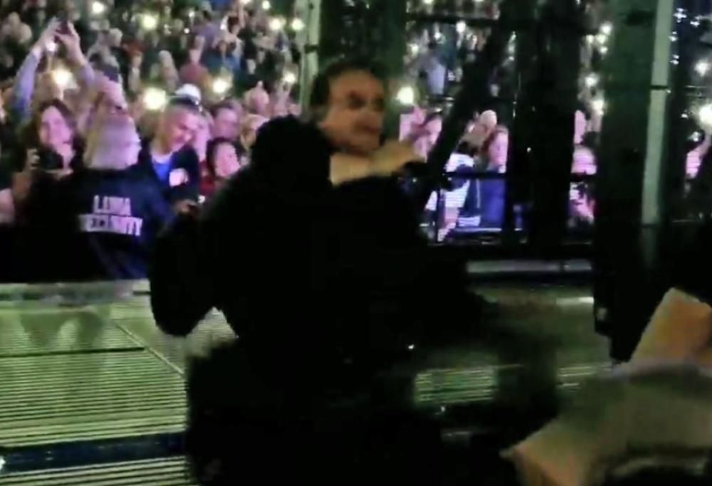 U2: Bono cade sul palco ma continua a cantare. Guarda il video