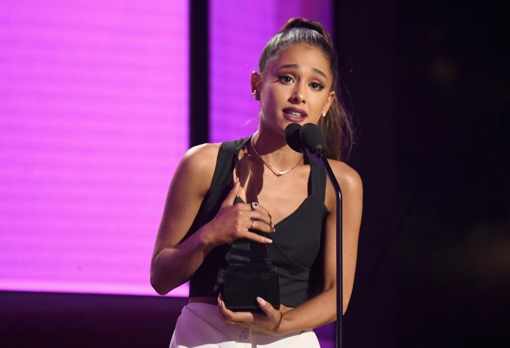 I fan di Manchester cantano la sua nuova canzone: Ariana Grande si commuove