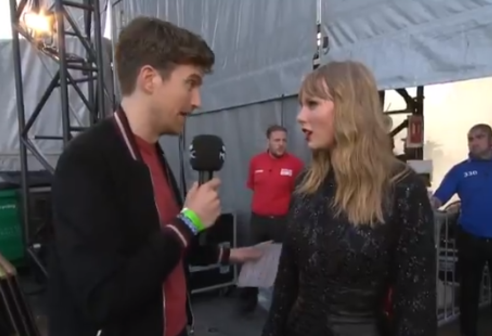 L’intervistatore a Taylor Swift dopo il concerto: “Hai bisogno di una doccia”. I fan della cantante insorgono