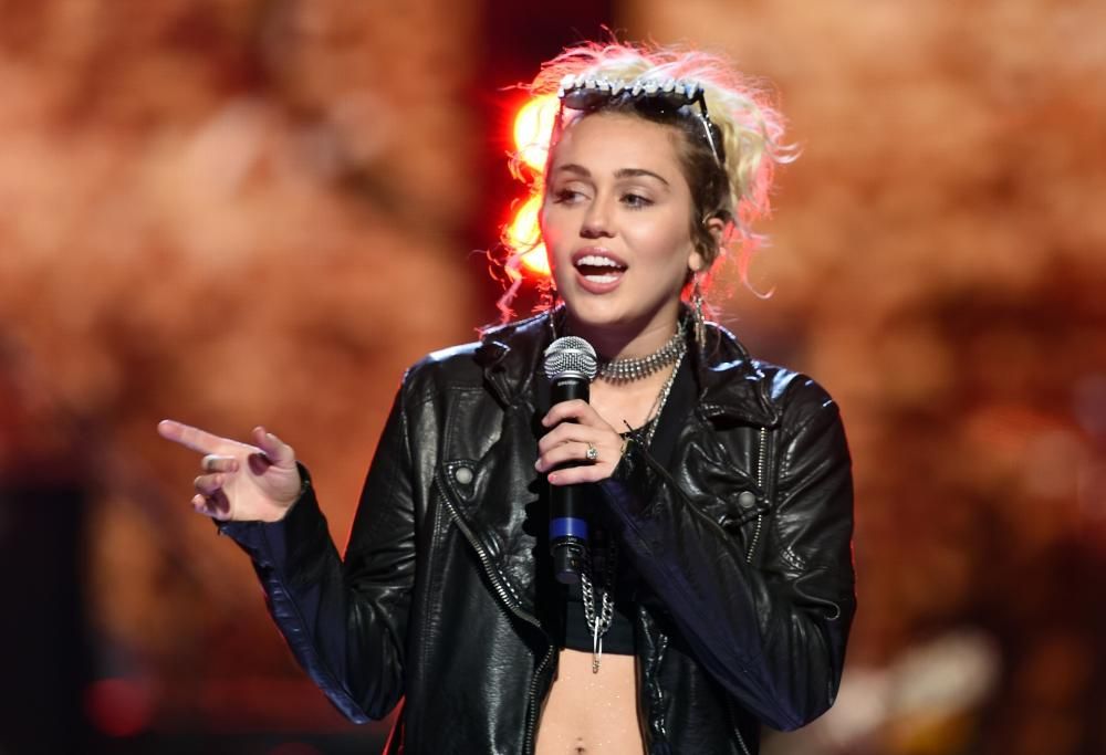 Miley Cyrus difende Selena Gomez e attacca Stefano Gabbana: “Testa di c***”