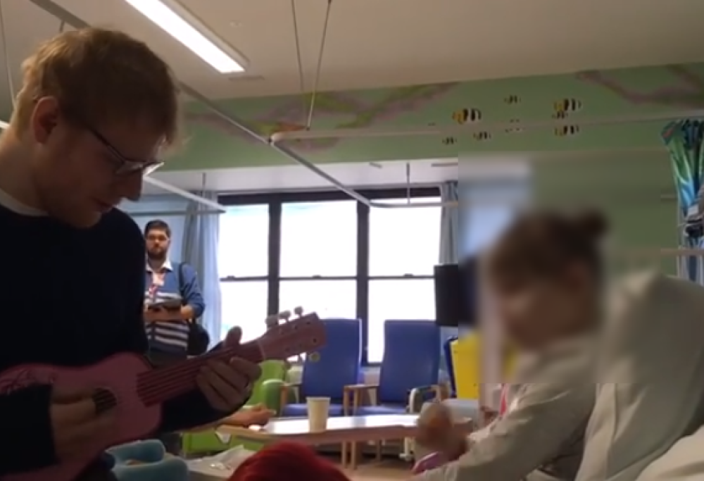 Ed Sheeran, la sua chitarra va all’asta per aiutare una piccola fan malata