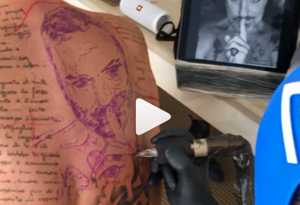 Gianluca Vacchi si è tatuato la sua faccia sulla schiena
