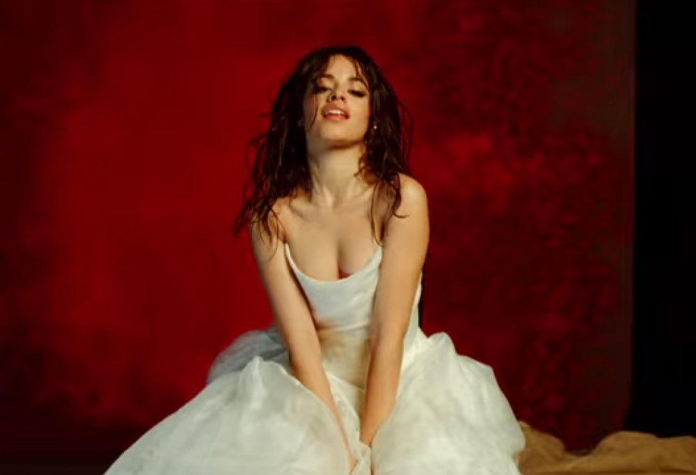 Camila Cabello super sensuale nel video di “Never Be The Same”