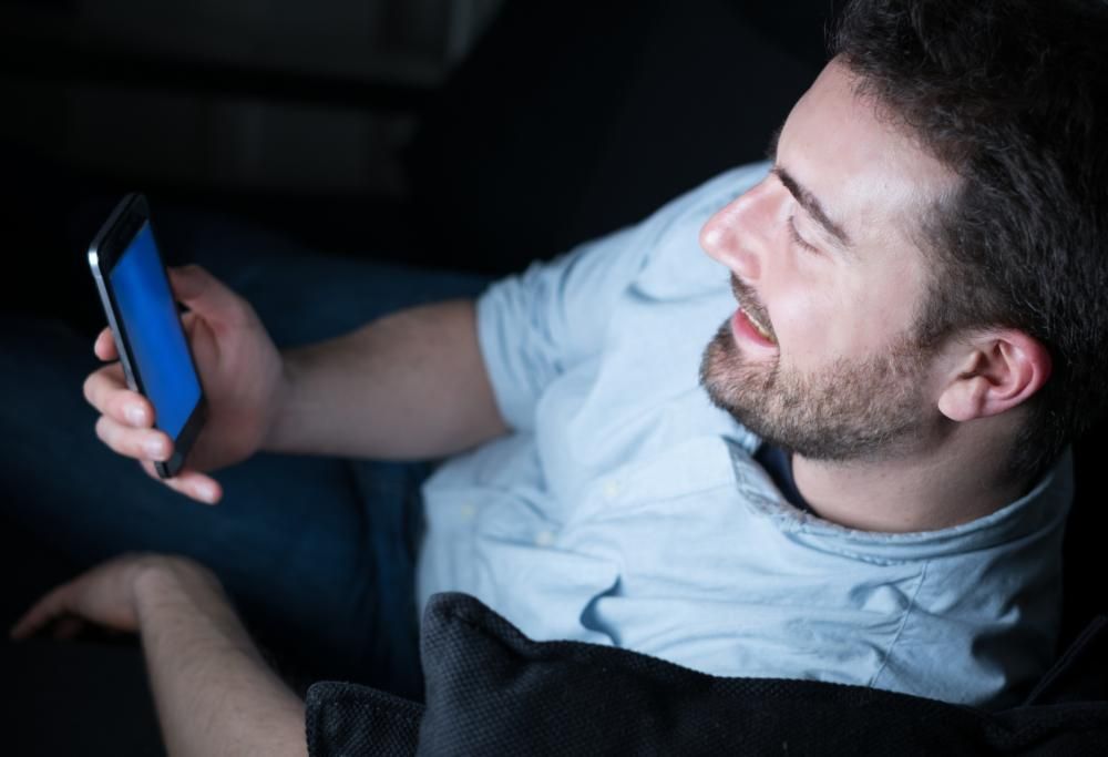 La conosce in chat ma durante il sesso scopre che è un uomo e lo denuncia