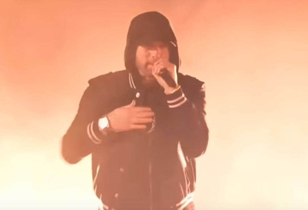 Eminem attacca le lobby delle armi negli U.S.A: “Amano le loro pistole più dei nostri figli”